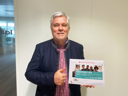 Philipp Hangartner, CEO bei SWISSFEEL präsentiert den gesponserten Förderpreis 2022