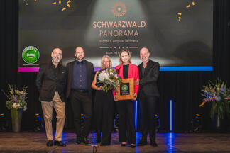 Green Sleeping Award ceremony during the evening event of HSMAday hosted by HSMA Deutschland e.V. by Jens Rosenbaum (Schlafen Spezial magazine) and Anna Heuer (HSMA Deutschland e.V.) to hotelier Stephan Bode & team (source: Thomas Loris/HSMA Deutschland e.V.)