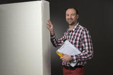 SWISSFEEL Ingenieur Kai Rittmeier mit SWISSFEEL-Matratze