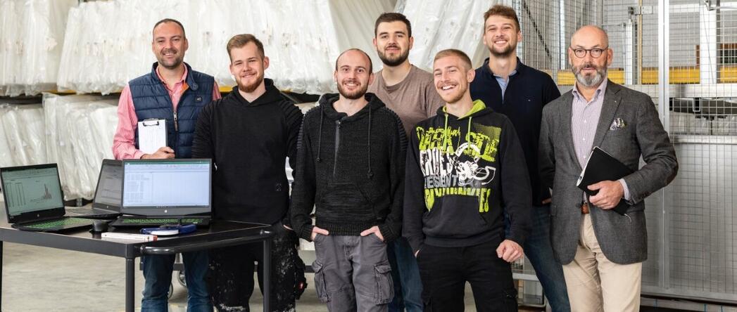 Photo: Kai Rittmeier (left) from Swissfeel with young technicians, as well as Jens Rosenbaum (right) – bedding expert, journalist, and entrepreneur. Photo credit: Urte Bösche